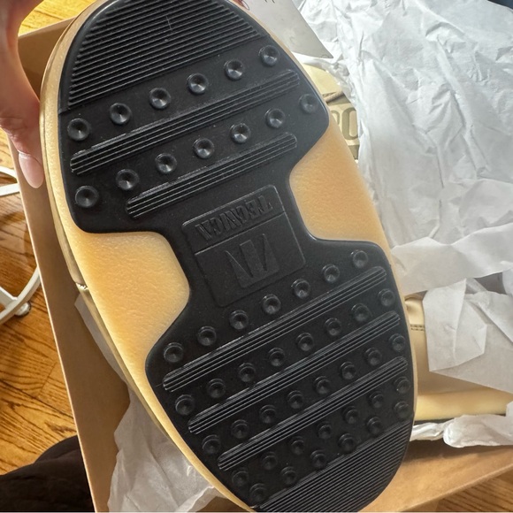 Women’s Tall Glossy Icon Vinil Moon Boots Gold Waterproof size 6 (3.5-6) NEW - Picture 6 of 6